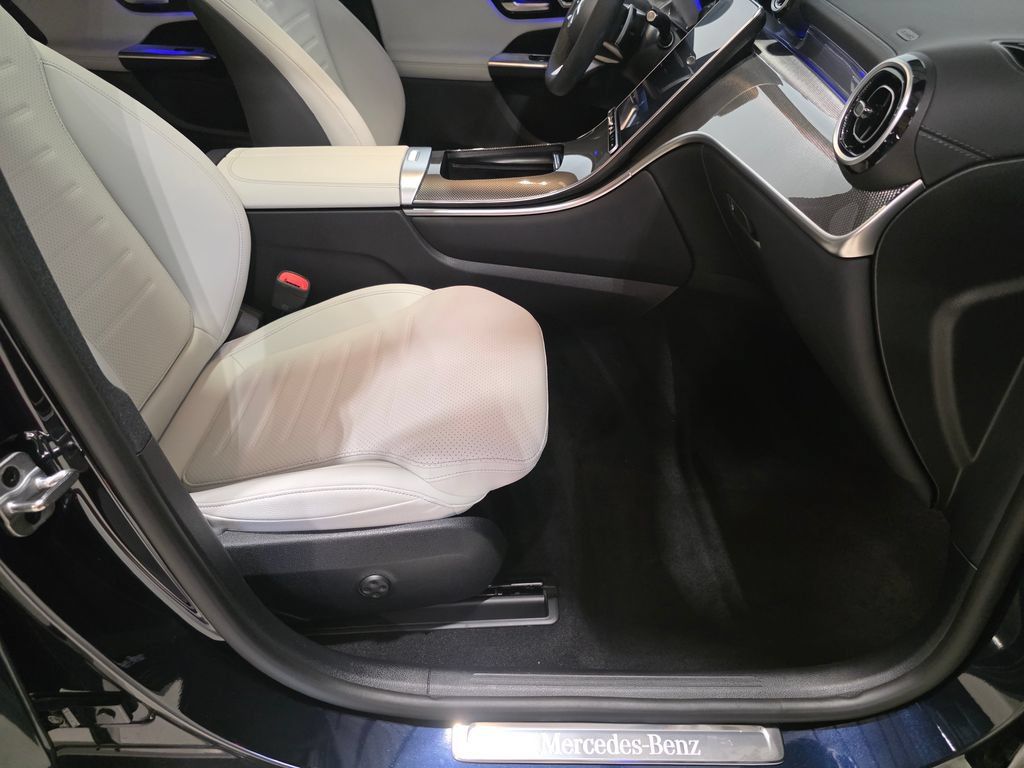 Used 2024 Mercedes-Benz GLC 300 4MATIC image 16