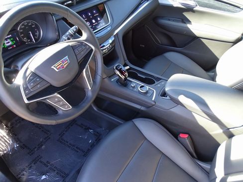 Used 2025 Cadillac XT5 Premium Luxury image 7