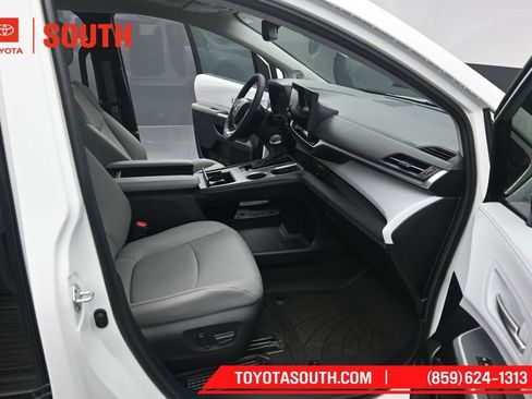 Used 2025 Toyota Sienna XLE FWD image 37