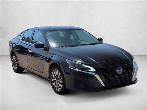 Used 2024 Nissan Altima 2.5 SV FWD image 3
