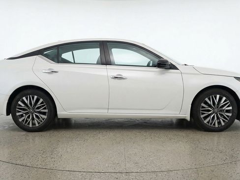 Used 2025 Nissan Altima 2.5 SV FWD image 11