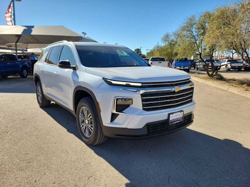 New 2026 Chevrolet Traverse LT image 2