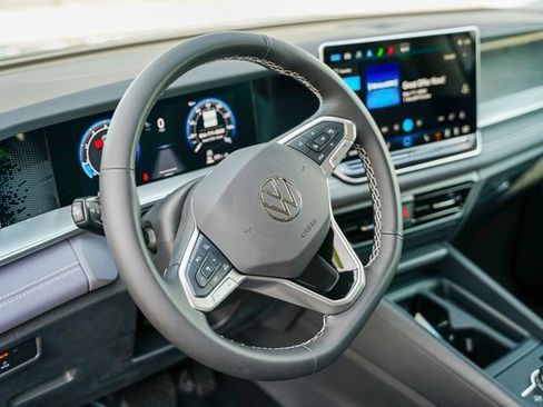 New 2025 Volkswagen Tiguan SE image 9