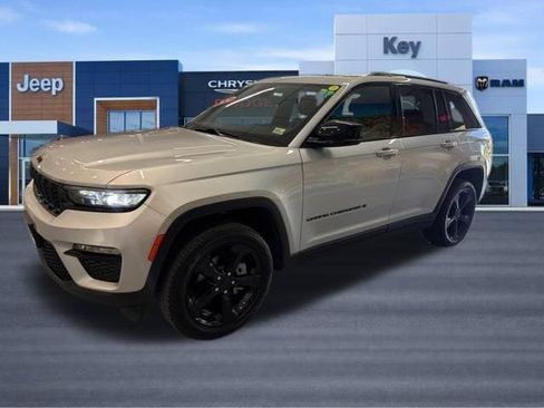 Used 2024 Jeep Grand Cherokee Limited w/ Black Appearance Package AWD/4WD image 2