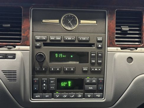 Used 2006 Lincoln Town Car Signature RWD image 31
