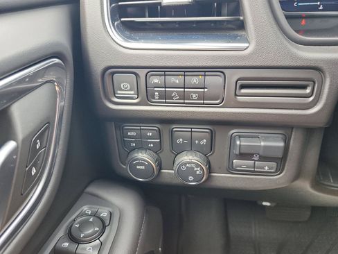 Used 2024 Chevrolet Tahoe Z71 w/ Luxury Package AWD/4WD image 25