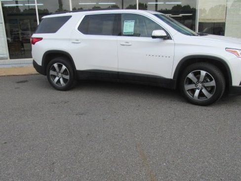 Used 2020 Chevrolet Traverse LT w/ LT Premium Package FWD image 2