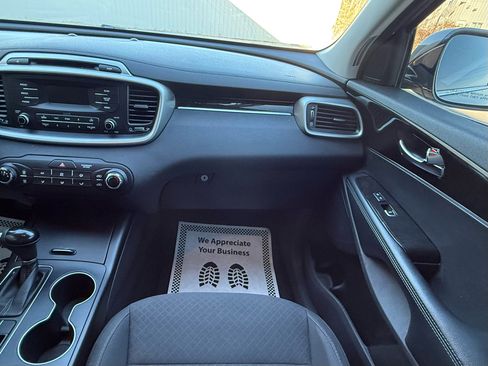 Used 2017 Kia Sorento L image 14