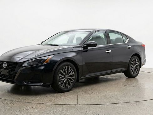 Used 2025 Nissan Altima 2.5 SV image 3