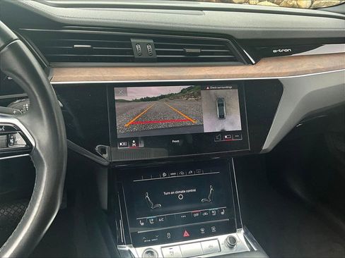 Used 2022 Audi e-tron Premium Plus w/ Premium Plus Package image 20