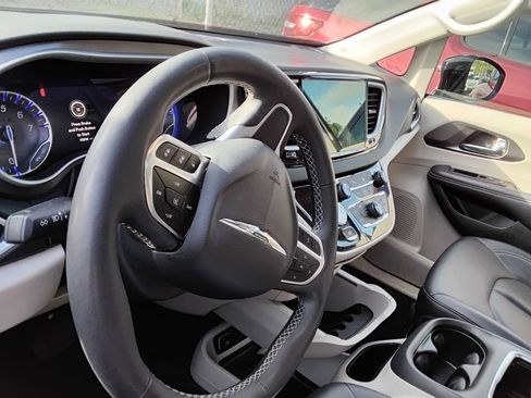 Used 2024 Chrysler Pacifica Touring-L FWD image 8