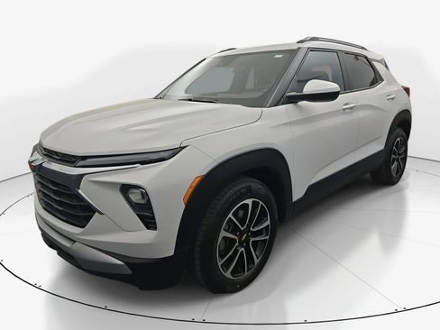 Used 2025 Chevrolet TrailBlazer LT image 3