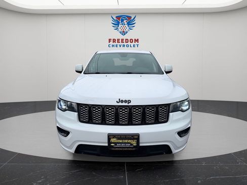 Used 2018 Jeep Grand Cherokee Altitude AWD/4WD image 8