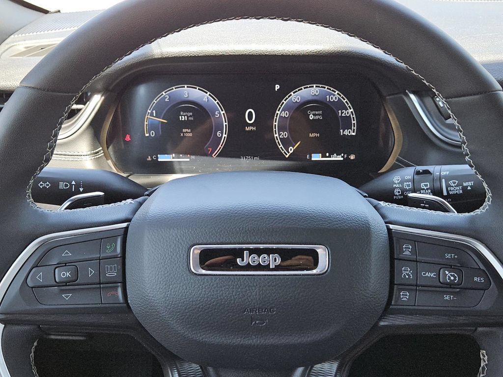 Used 2025 Jeep Grand Cherokee Altitude AWD/4WD image 17