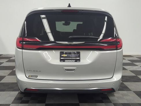 Used 2023 Chrysler Pacifica Touring-L FWD image 6