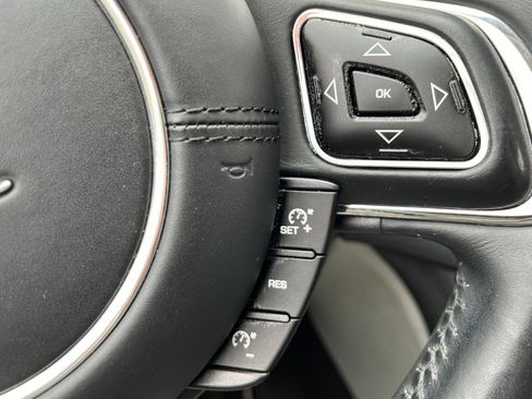 Used 2013 Jaguar XJ image 18