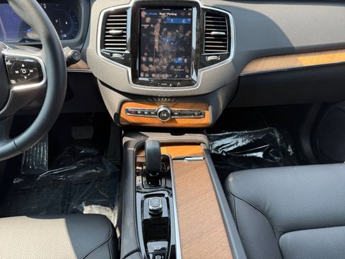 Used 2025 Volvo XC90 B5 Plus image 11