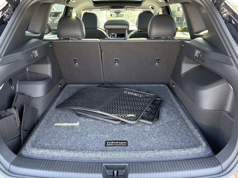 Certified 2025 Volkswagen Tiguan SE R-Line FWD image 5