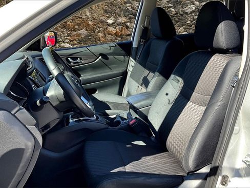 Used 2018 Nissan Rogue SV image 23