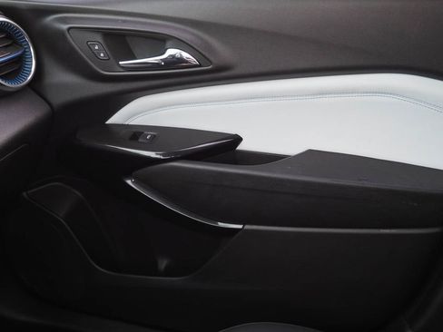 Certified 2024 Chevrolet Trax LT FWD image 25