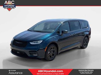 Used 2022 Chrysler Pacifica Limited w/ Uconnect Theater Family Group