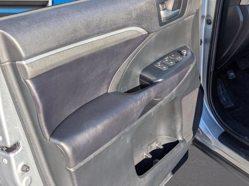 Used 2019 Toyota Highlander SE image 16