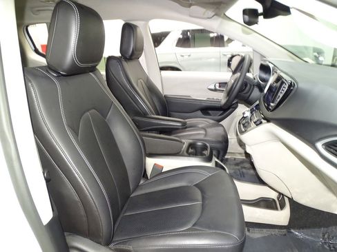 Used 2024 Chrysler Pacifica Touring-L image 11