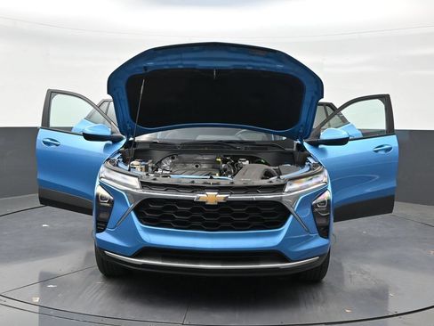 Used 2025 Chevrolet Trax LT FWD image 32