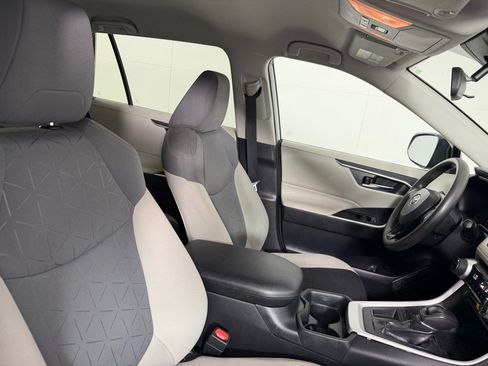 Used 2020 Toyota RAV4 XLE FWD image 24