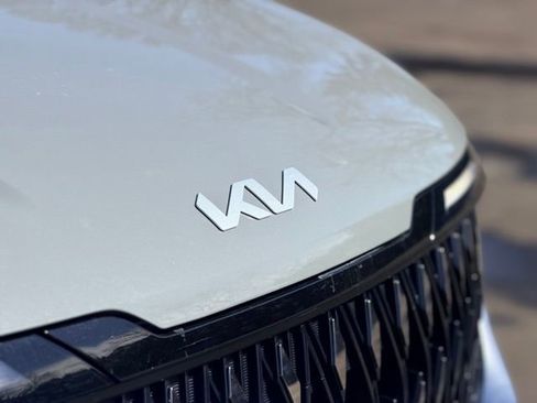 Used 2025 Kia Carnival EX image 32