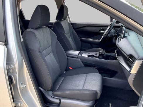 Used 2025 Nissan Rogue SV FWD image 9