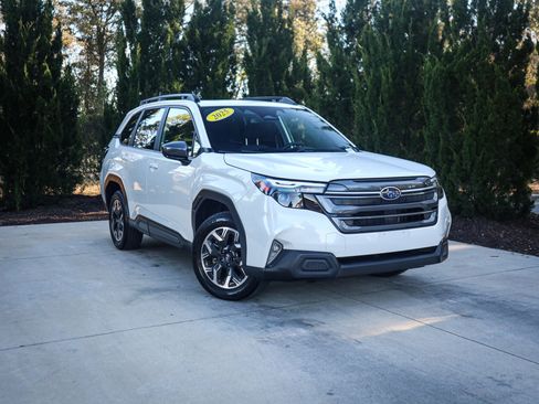 Used 2025 Subaru Forester Premium image 2