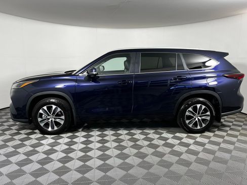 Certified 2025 Toyota Highlander XLE image 8