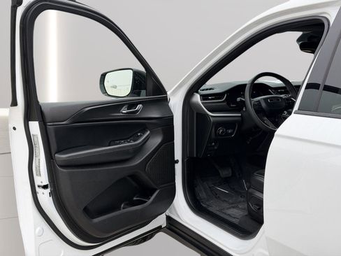 Used 2024 Jeep Grand Cherokee L Altitude image 17