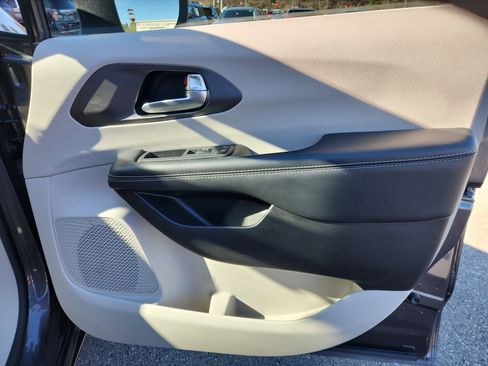 Used 2023 Chrysler Pacifica Touring-L image 36