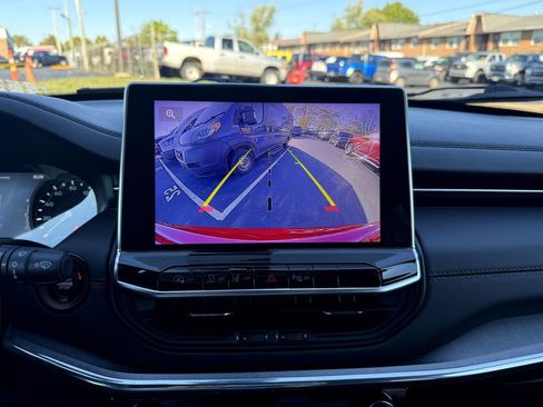 Used 2023 Jeep Compass Limited image 18