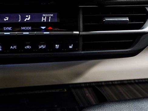 Used 2023 Toyota Sienna Platinum image 23