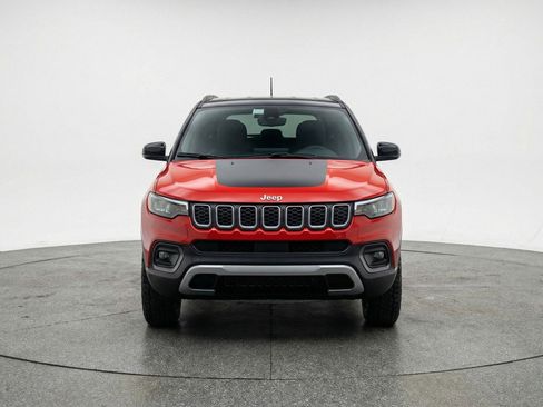Used 2025 Jeep Compass Trailhawk AWD/4WD image 2