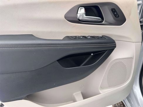 Used 2024 Chrysler Pacifica Touring-L image 11