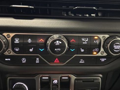 Used 2024 Jeep Gladiator Mojave w/ Technology Group AWD/4WD image 17