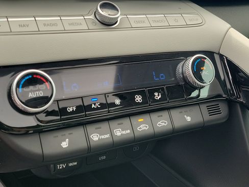 Certified 2025 Hyundai Elantra Limited FWD image 28