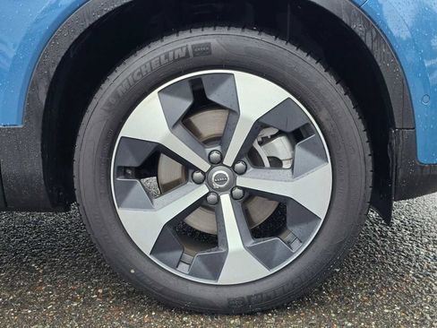 Used 2025 Volvo XC40 B5 Plus image 9