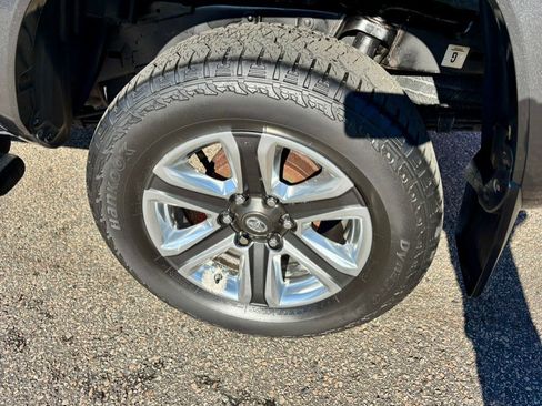 Used 2017 Toyota Tacoma Limited image 32