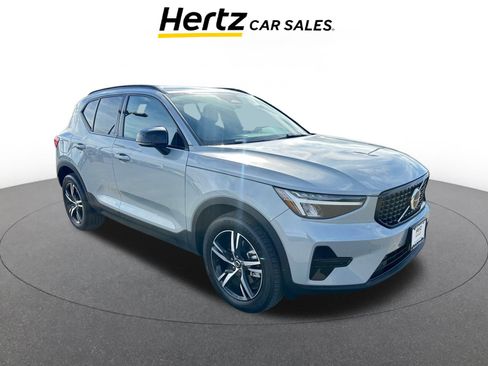 Used 2024 Volvo XC40 B5 Core image 1