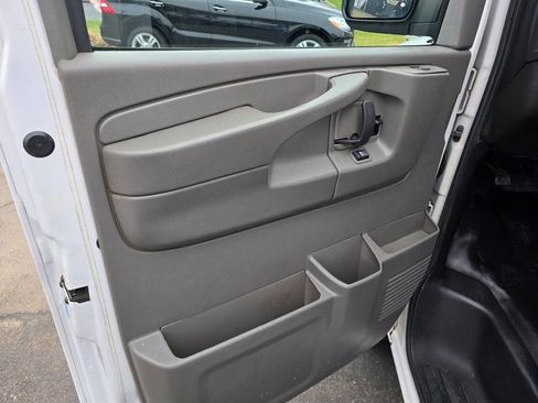 Used 2015 Chevrolet Express 2500 RWD image 12