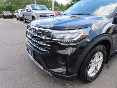 Used 2025 Ford Explorer Active AWD/4WD image 10