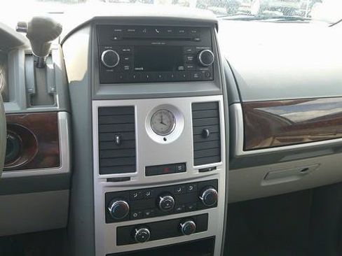 Used 2010 Chrysler Town & Country Touring FWD image 7