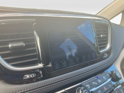 Used 2017 Chrysler Pacifica Limited image 20