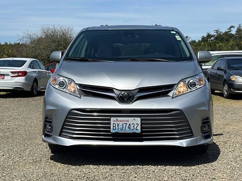 Used 2019 Toyota Sienna XLE w/ XLE Navigation Package FWD image 3