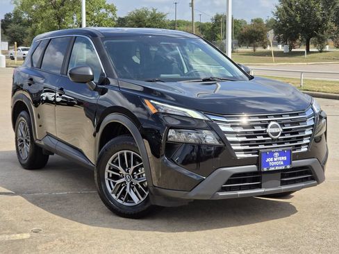 Used 2025 Nissan Rogue S AWD/4WD image 2